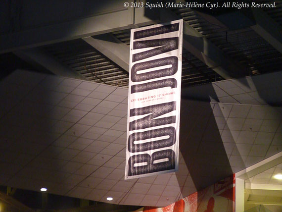 Bannière de Bon Jovi dans le Air Canada Centre durant l'avant-spectacle de Bon Jovi à Toronto, Ontario, Canada (2 novembre 2013)